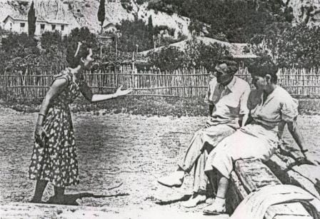 Θάνος Τράγκας σκηνοθετώντας την Τζένη Καρπούζη (Καρέζη) ως